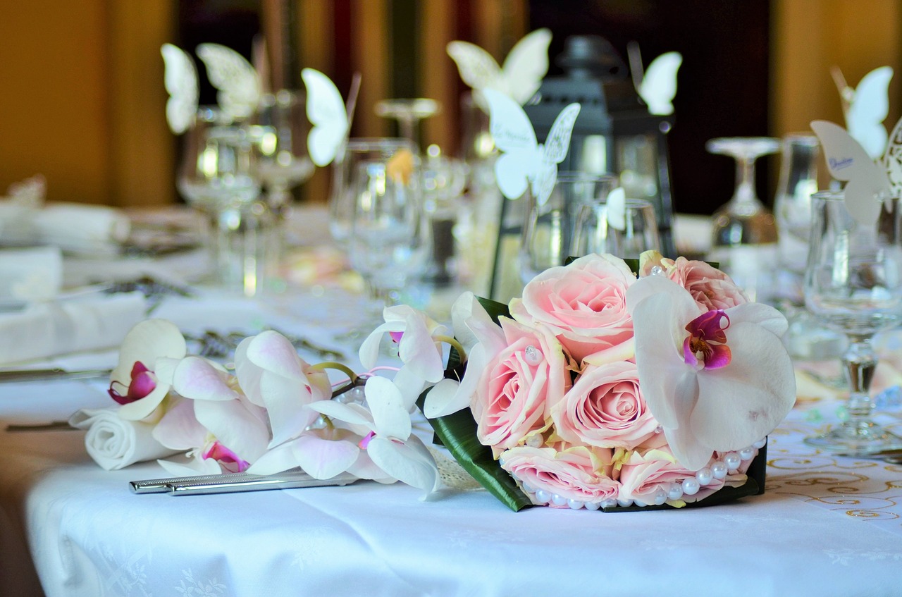 Pomysły na temat oryginalnych aranżacji kwiatowych na ceremonii ślubnej