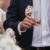 Najlepsze pomysły na ozdobę stołu weselnego – ręcznie wykonane serwetki